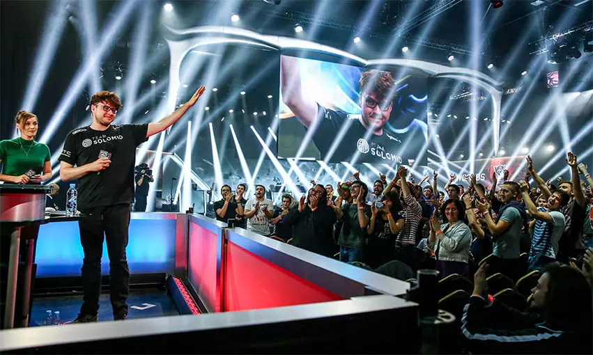 S15 Cosplay大赛落幕，神还原K/DA阿卡丽夺冠。